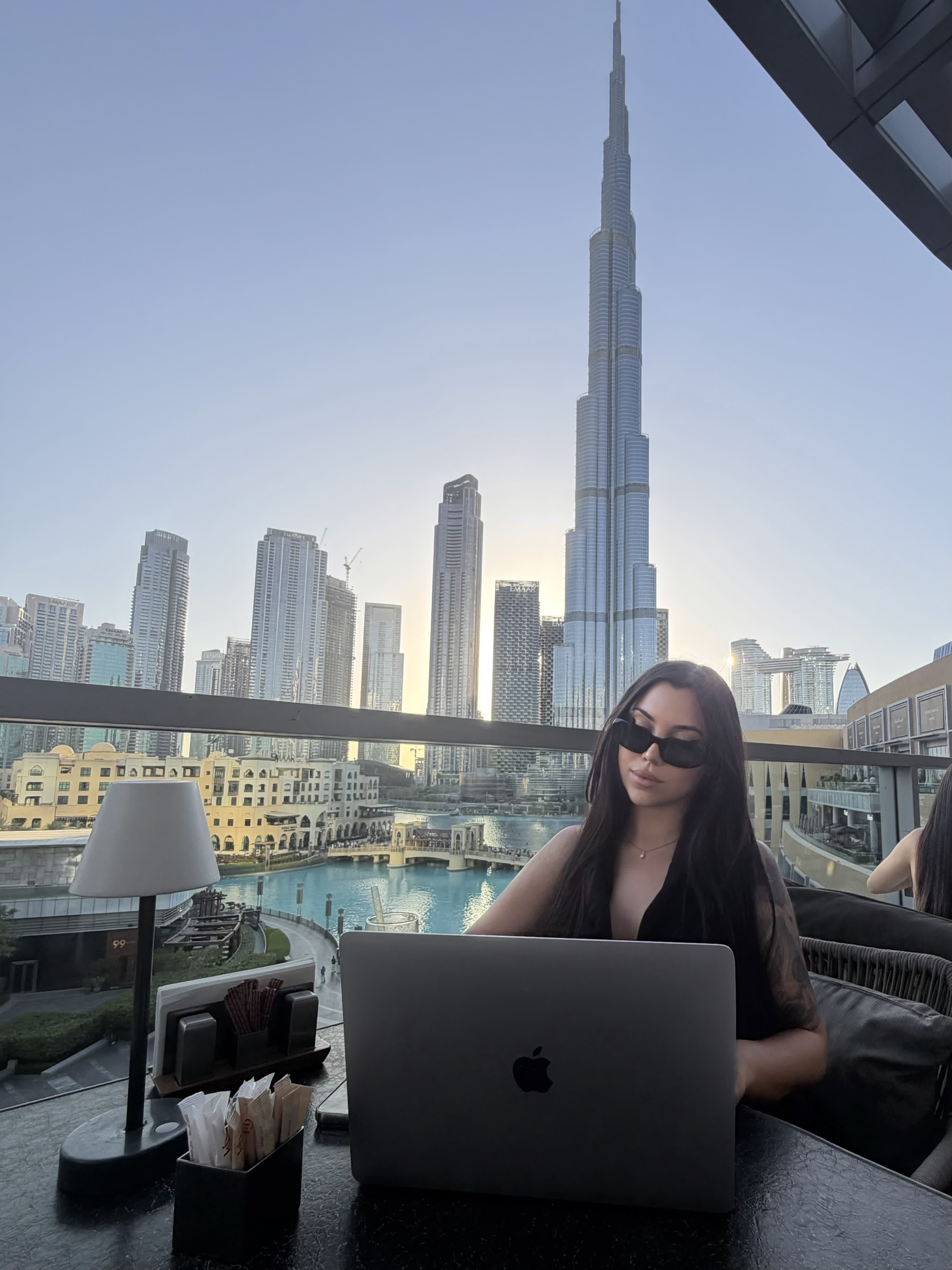 Miss Iglesiass trabajando desde Dubái con el Burj Khalifa de fondo